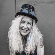 helderziende Beatie- Welkom lieve mensen, mijn naam is Beatie. Ik breng je graag de antwoorden en inzichten die je zoekt over je relatie, werk of hooggevoeligheid. Wil je weten hoe hij of zij tegenover je staat? Of je intuïtie goed zit? Of je de juiste keuzes maakt? Hoe het verder gaat? Ik ben er graag voor je. Als sparringpartner, als medium, als coach. En dat doe ik vanuit mijn hart, respectvol en eerlijk. Ik voel voor je in en stem me af op je vragen. In wat ik mag zien in je energie en via boodschappen vanuit de energetische wereld kan ik je antwoorden en inzichten geven. Ook kunnen we kijken welke keus je het beste kan maken, of hoe jij je op kunt stellen in je situatie. Ik ben ook begeleider spiritueel ondernemerschap. Ik kijk graag met je mee! Liefs Beatie. 4 minuten gratis consult met onze helderzienden bij eerste kredietoplading. Helderziende hulplijn waar een   helderziende  je    inzicht en   online antwoord geeft. Bij aanmaak van een gratis account en na uw eerste betaling, ontvangt u 4 gratis minuten om op te bellen met een   helderziende.